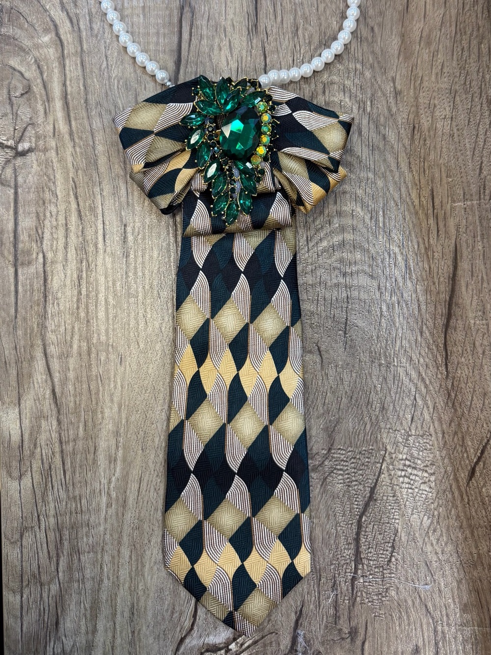 Emerald Brooch Pearl Tie Necklace (custom made)